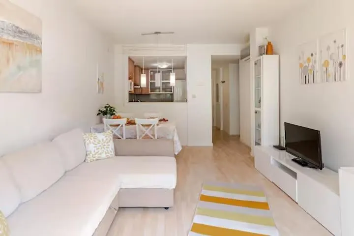 Pretty Garden Apartment Next To A Charming Beach リョレート・デ・マル
